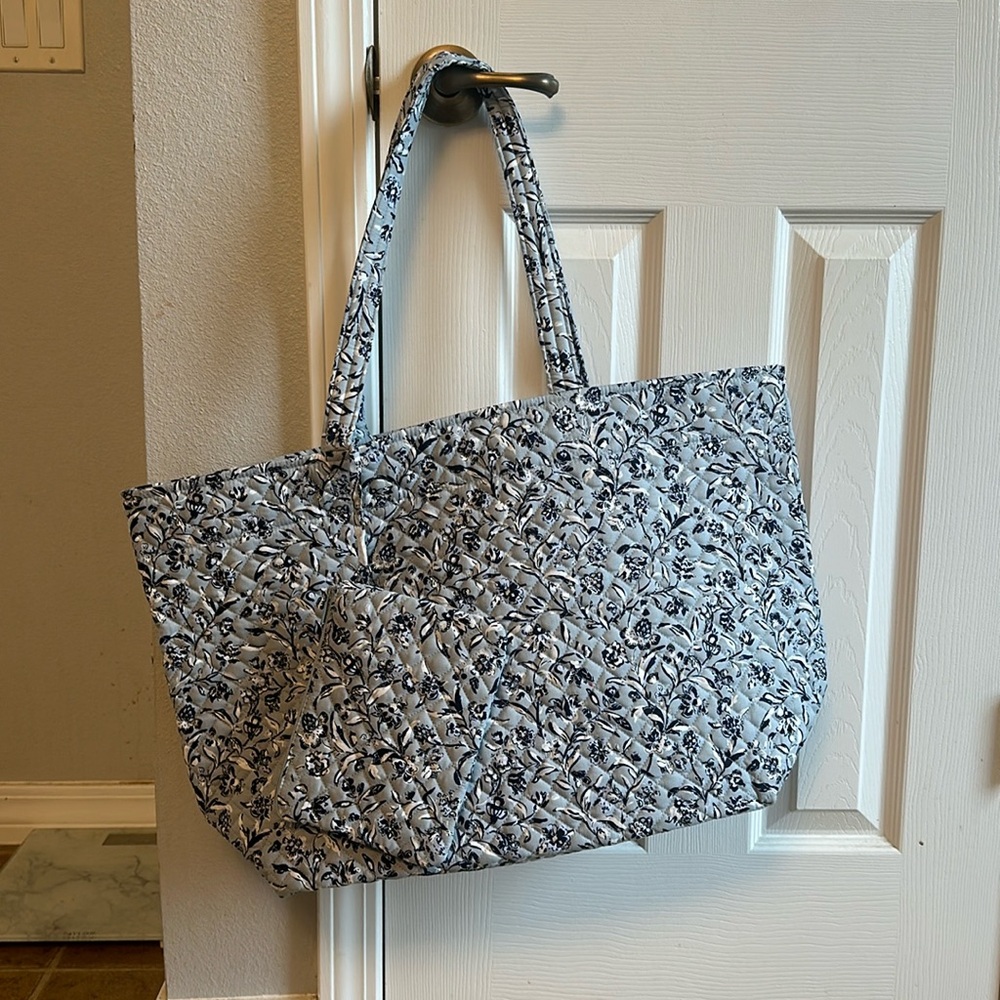 NWT Vera Bradley Grand Tote in Perennials Gray